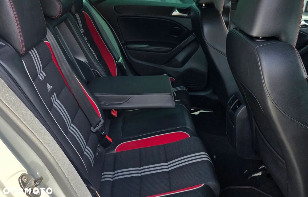 Volkswagen Golf 2.0 GTI DSG adidas - 28