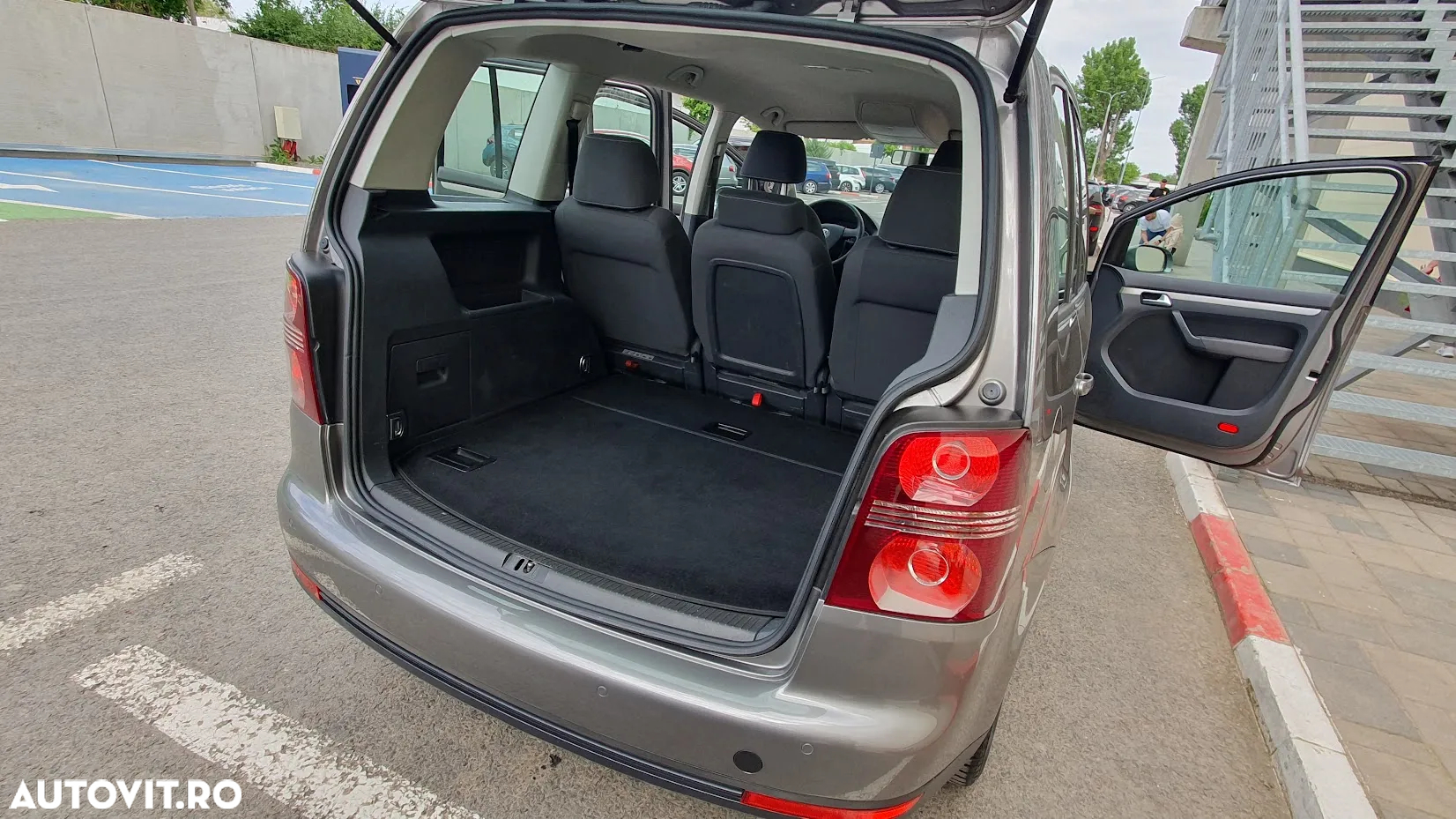 Volkswagen Touran 1.9 TDI DSG United - 30