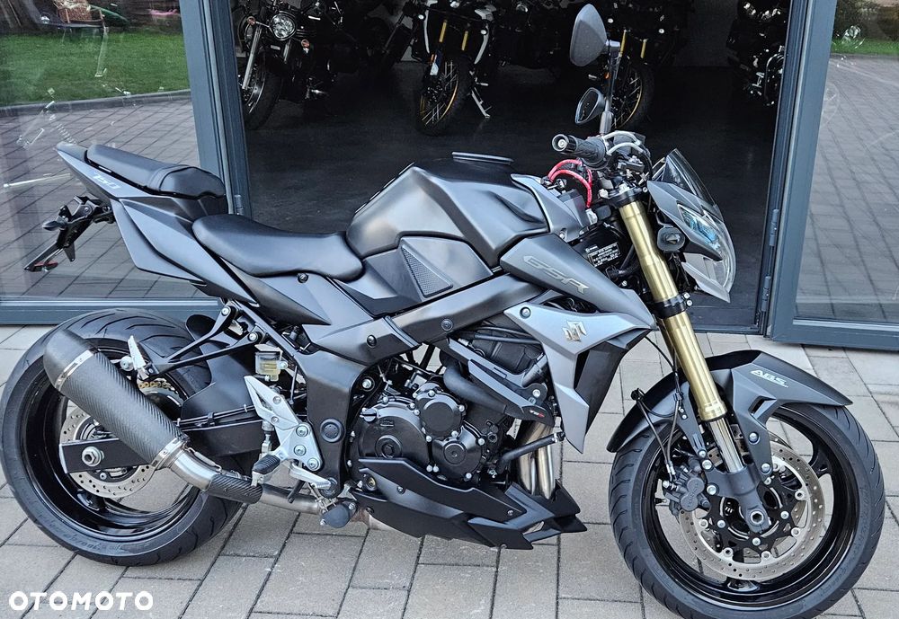 Suzuki GSR - 13