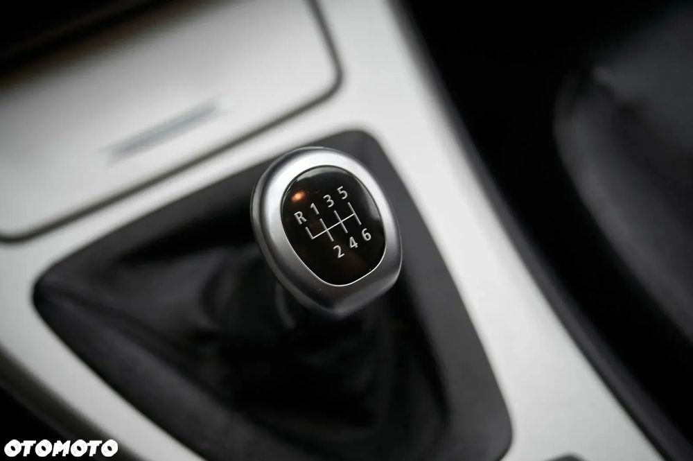 BMW Seria 3 318d DPF Touring Edition Sport - 29