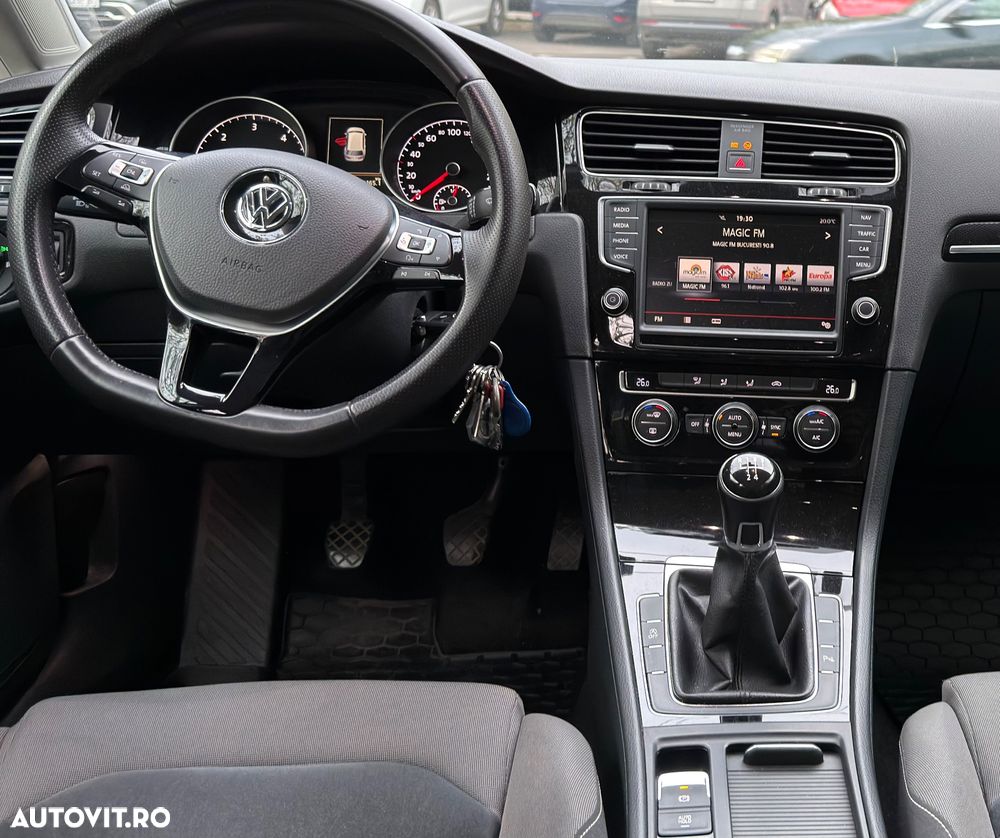 Volkswagen Golf 1.6 TDI DPF Highline - 9