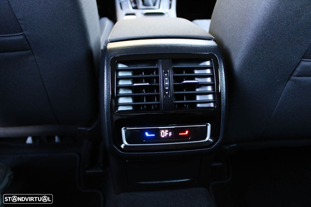 VW Passat Variant 2.0 TDi Business DSG - 26