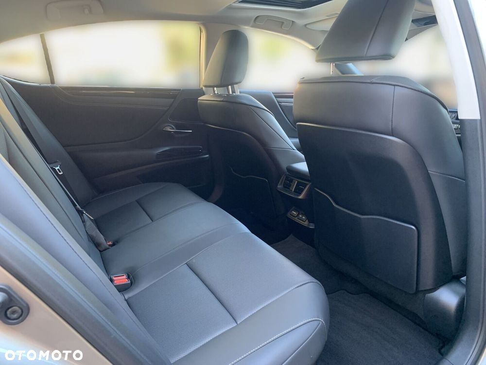 Lexus ES 300h Business Edition - 17
