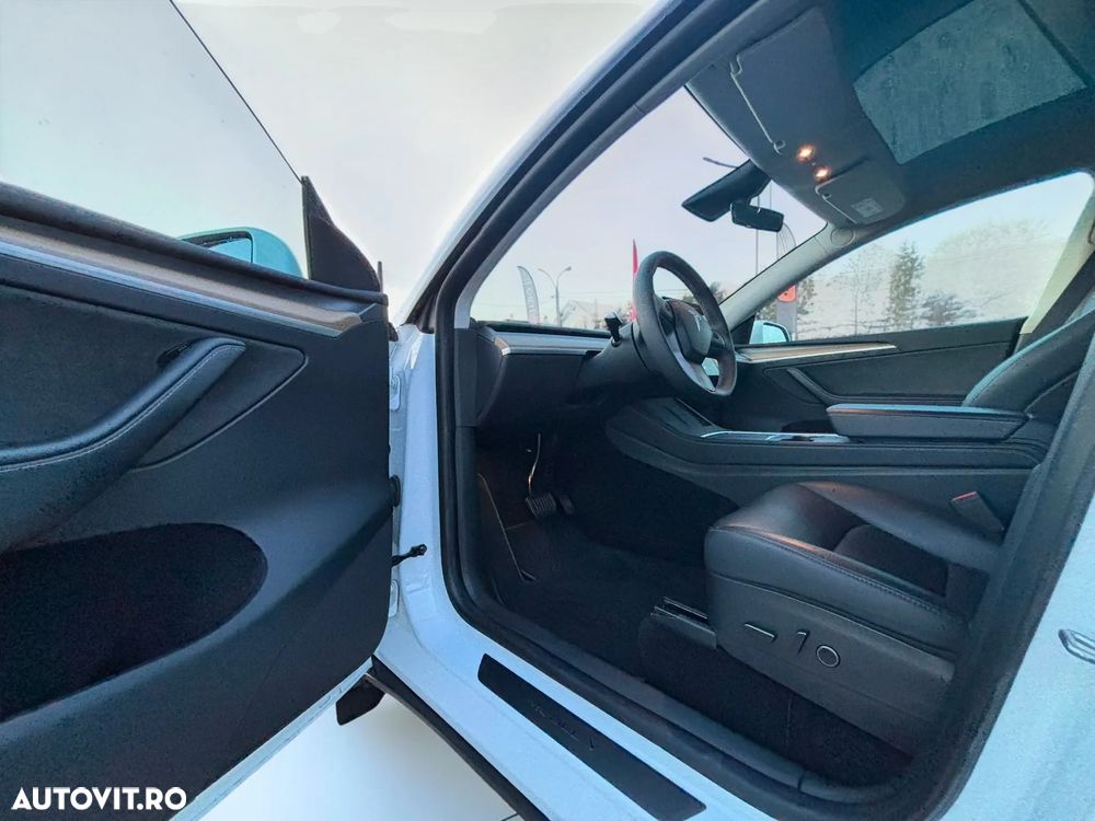 Tesla Model Y - 17