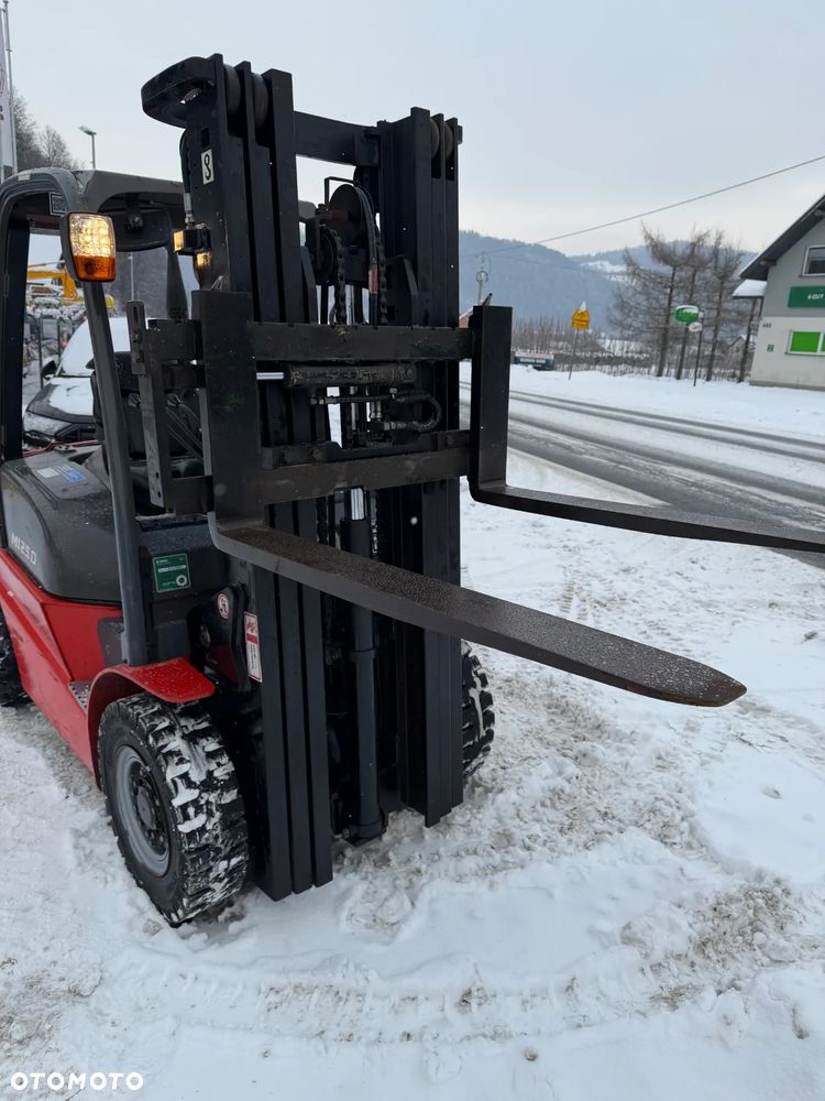 Manitou MI25D Wózek Widłowy 2,5 tony. Posuw Hydrauliczny. Maszt triplex. Wolny skok! Wysokość Podnoszenia 5 metrów. Jak nowy z Salonu. Pochodzi z Norweskiego Gospodarstwa! Aktualne przeglądy DEKRA i serwisy! Opony jak Nowe. Silnik Yanmar. Małe gabarety bardzo zwrotna maszyna! Zero luzów wycieków i zniszczeń. OKAZJA. Pełny ORYGINAŁ! Rok Prod. 2014. Niski przebieg 3300mtg - 37