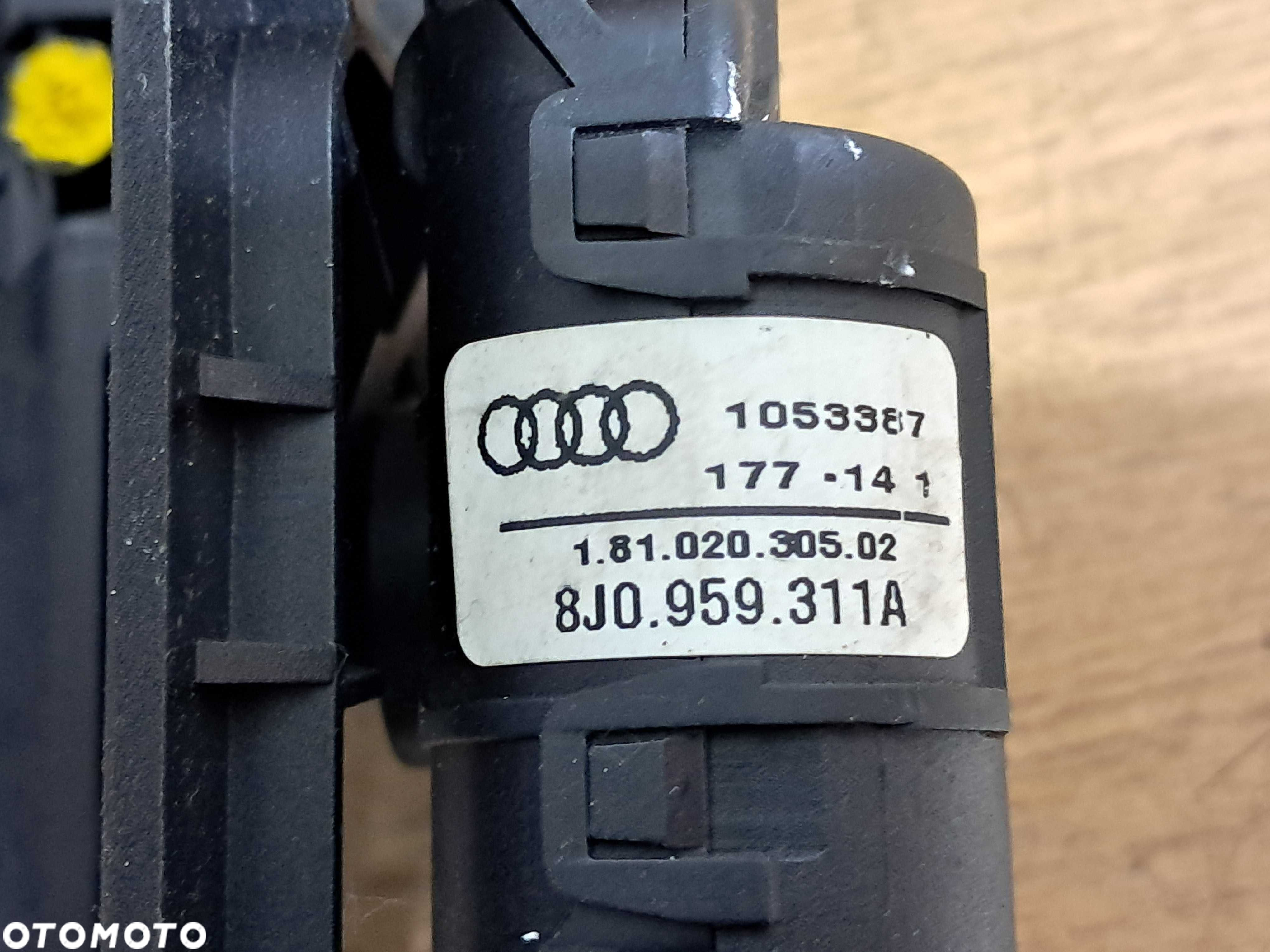 AUDI TT 8J Cabrio siłownik silniczek osłona klapka zaślepka prawa - 4