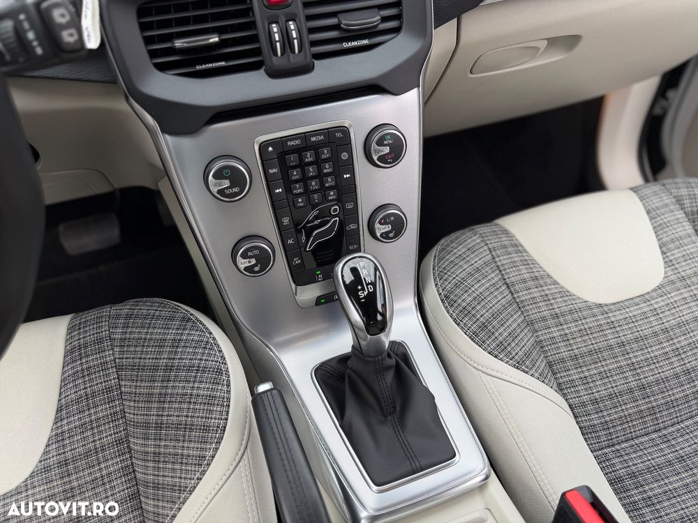 Volvo V40 D4 Geartronic Summum - 26