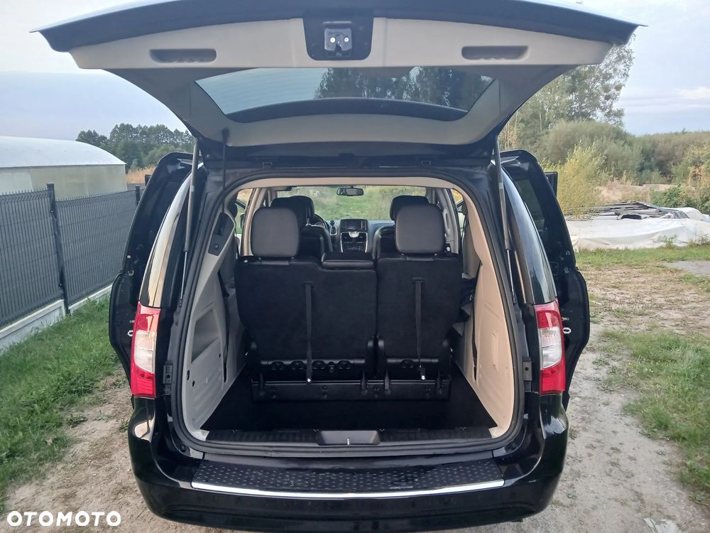 Chrysler Town & Country 3.6 Limited - 21