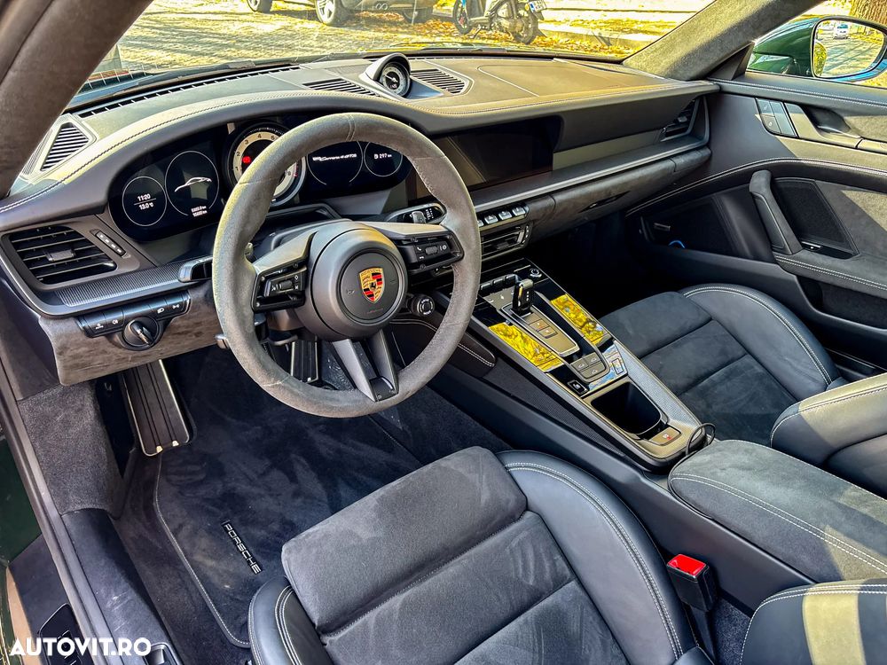 Porsche 911 Carrera 4 GTS PDK - 12