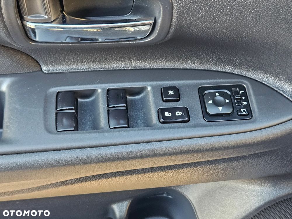 Mitsubishi Outlander 2.0 Invite + 2WD - 32