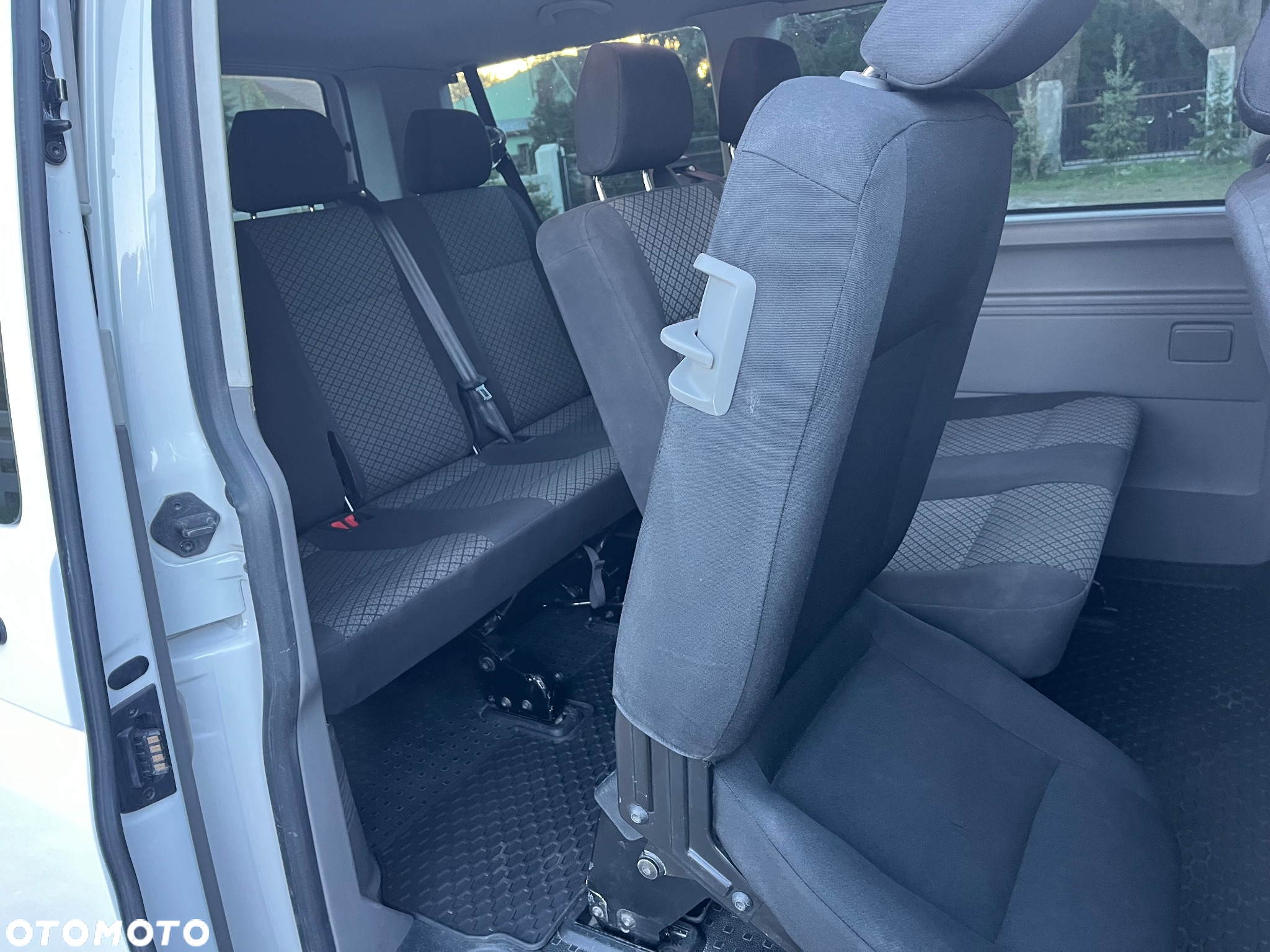 Volkswagen Caravelle - 10