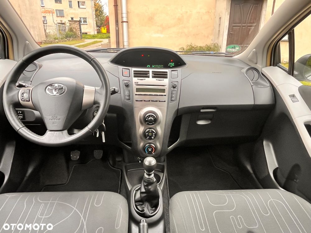 Toyota Yaris - 25