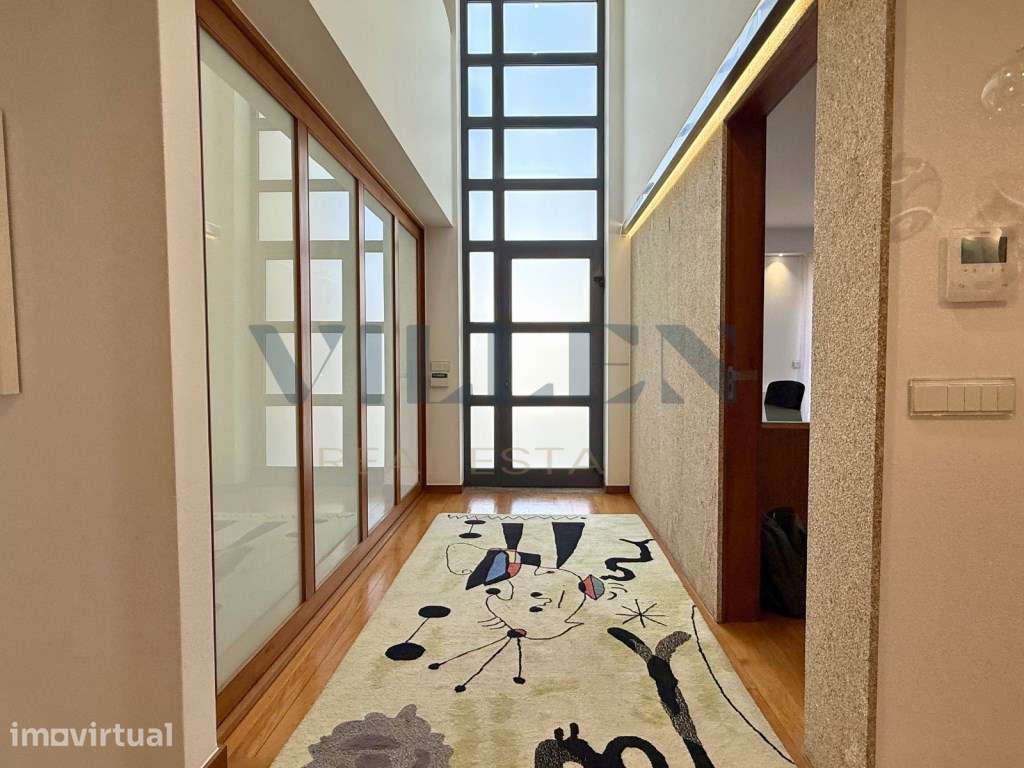 Moradia Exclusiva com Jardim, 2 Suítes e Salão de Convívio - Grande imagem: 3/49