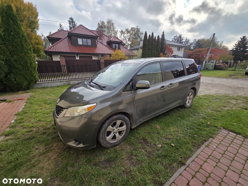 Toyota Sienna 2011 photo 3