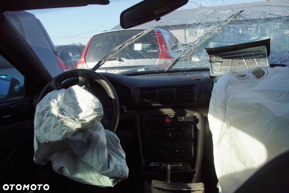Auto na części - Audi A4 B5 1.8 20V 125 KM APT DWH LX6V 1999R Silnik Skrzynia Drzwi Błotnik Klapa Lampa Lusterko Klamka Szyba Deska Kokpit Sterownik Moduł Czujnik Licznik Panel Kierownica - 13