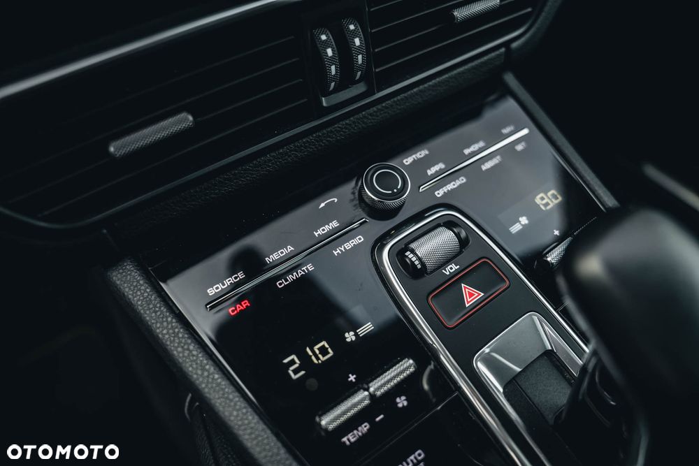 Porsche Cayenne Coupe E-Hybrid - 24