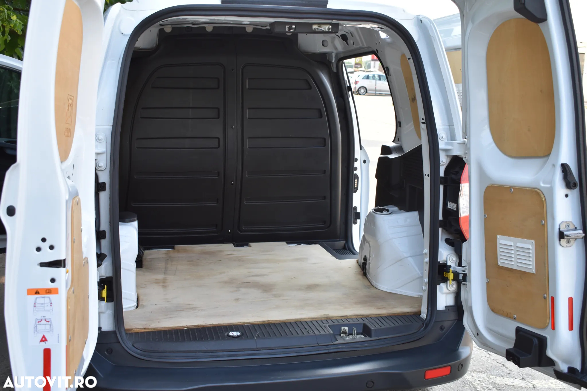 Ford Tranzit Courier - 15