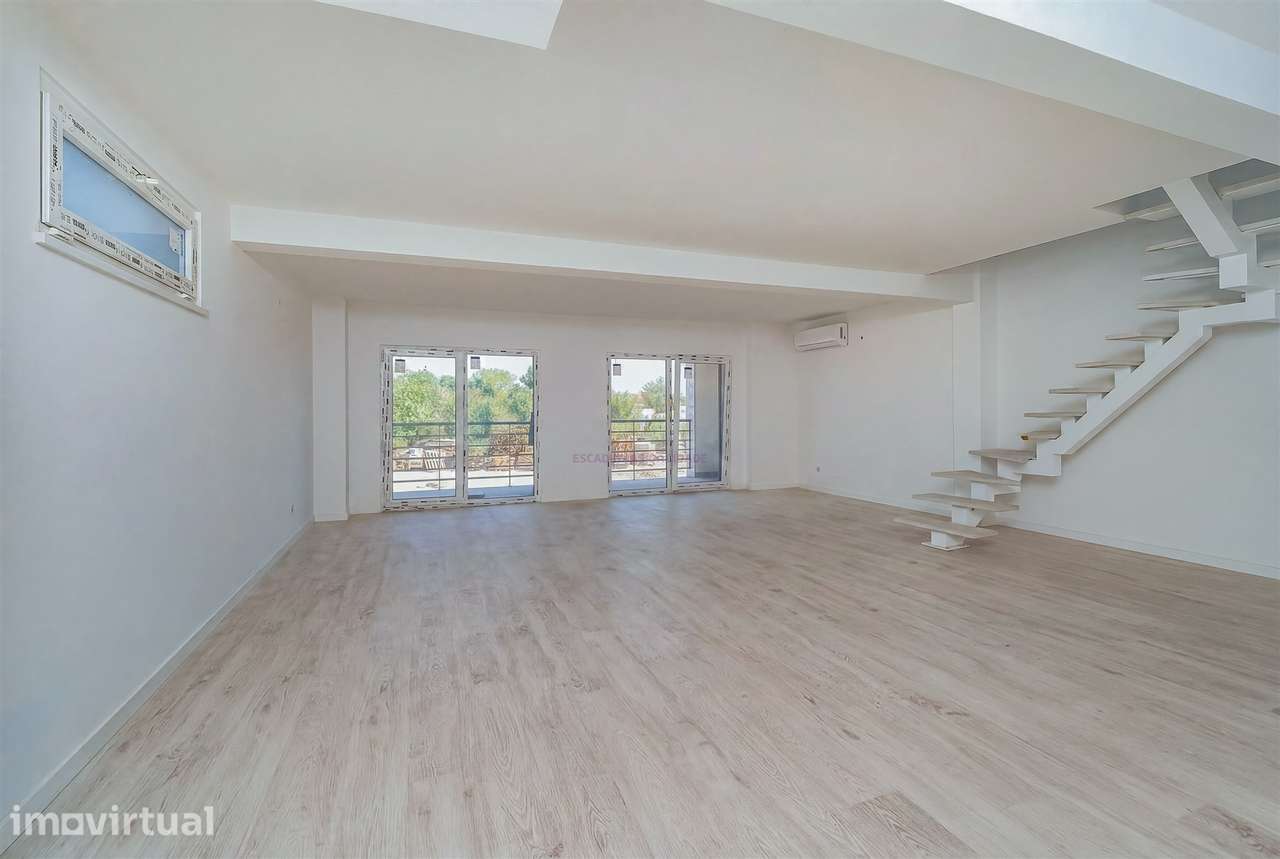 T3 Duplex com Terraço, Churrasqueira e 2 lugares de estacionamento | C - Grande imagem: 2/55