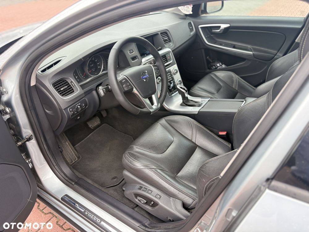 Volvo S60 T5 Drive-E Dynamic Edition (Kinetic) - 8