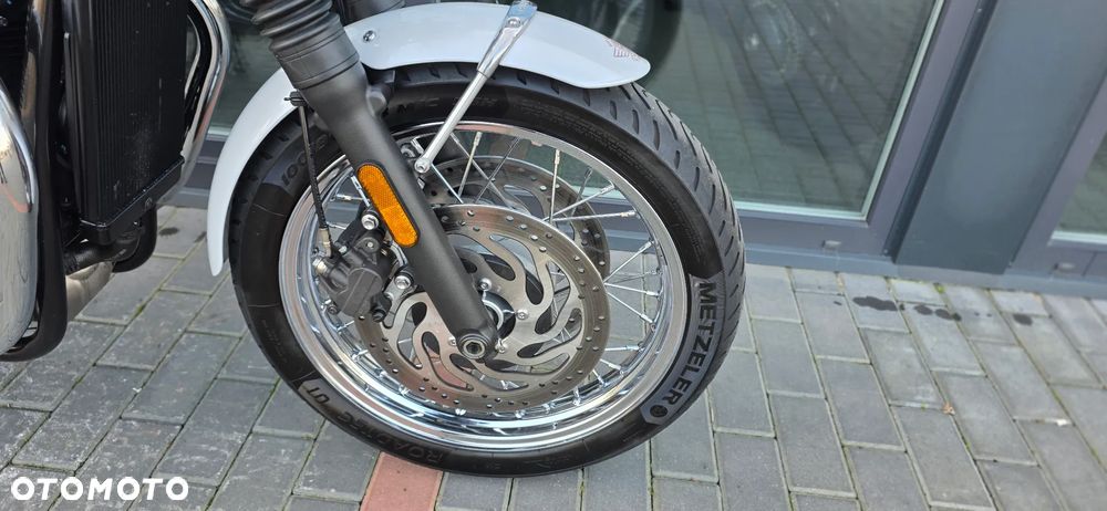 Triumph Bonneville - 13