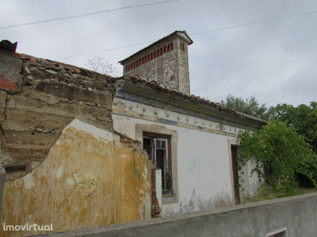 Moradia para recuperar com terreno - Grande imagem: 2/8