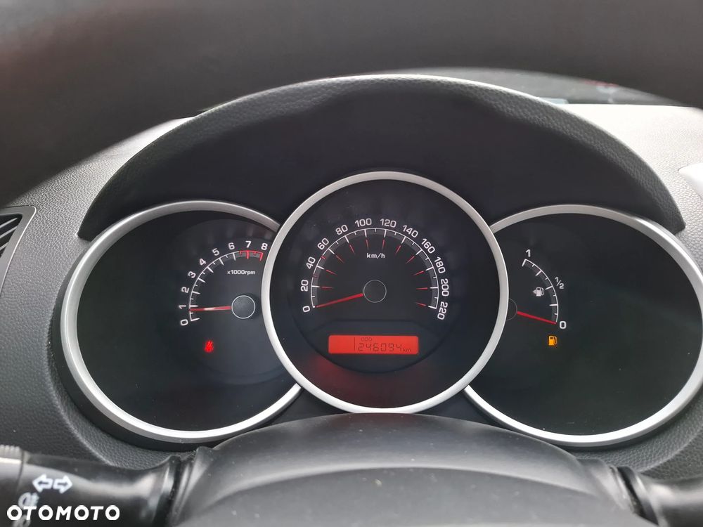 Kia Venga 1.4 CVVT UEFA EURO 2016 - 15