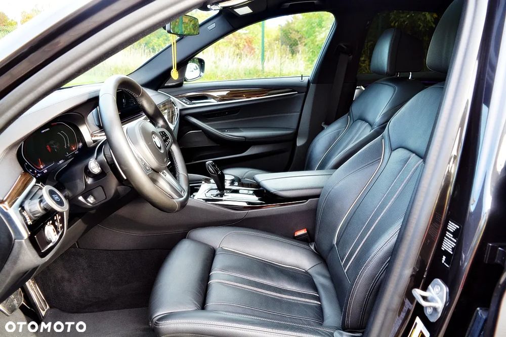 BMW Seria 5 M550i xDrive sport - 16
