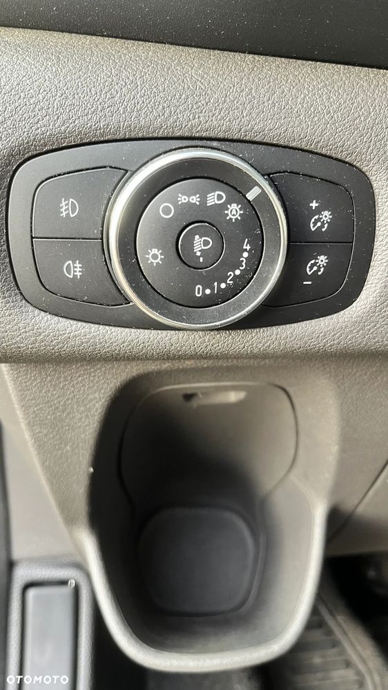Ford Tourneo Custom - 25