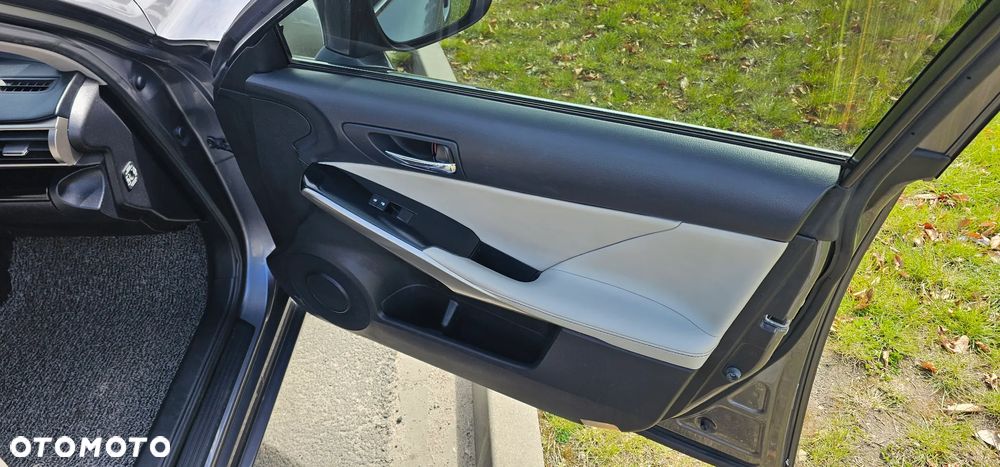 Lexus IS 300h Elegance - 33