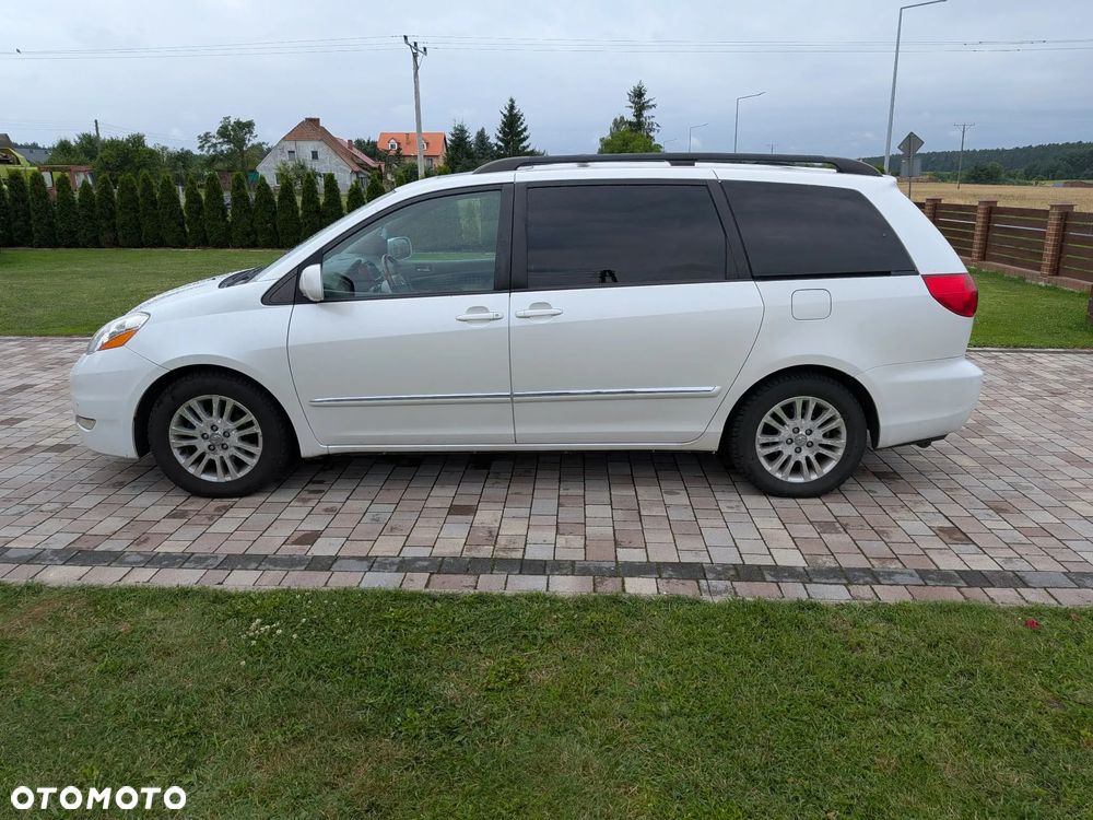 Toyota Sienna - 4