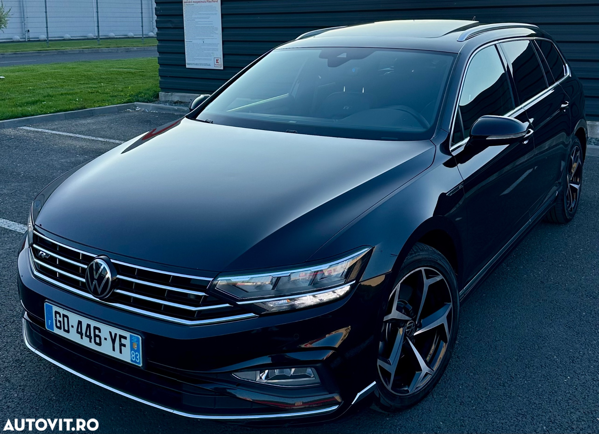 Volkswagen Passat Variant 2.0 TDI SCR DSG R-Line - 2
