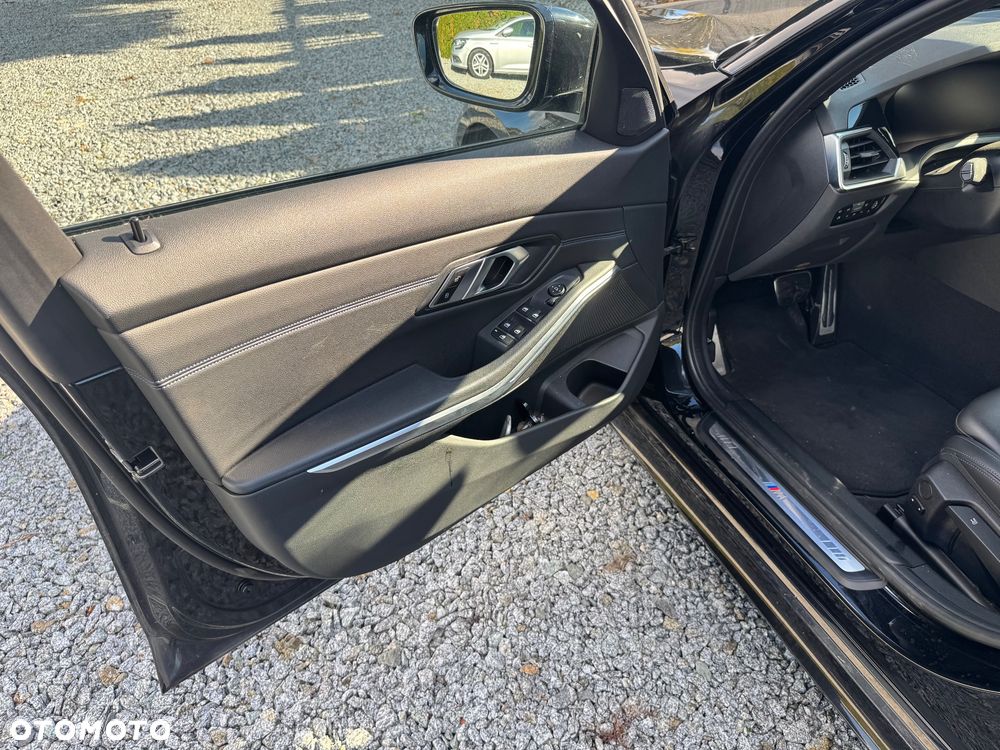 BMW Seria 3 320d xDrive M Sport - 16