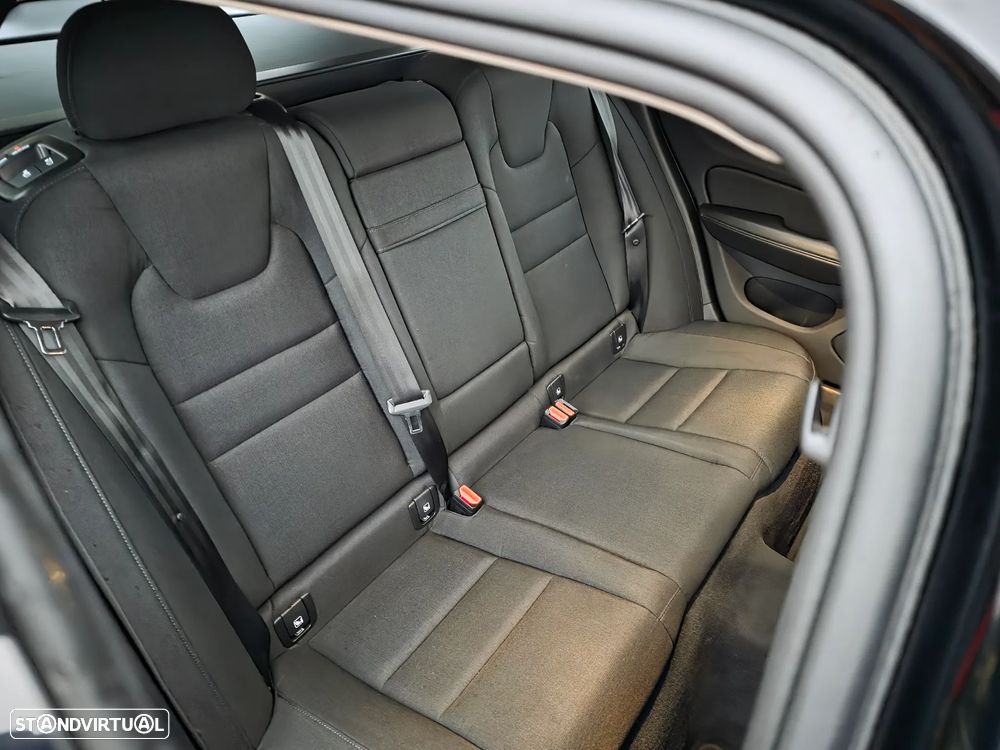 Volvo V60 2.0 D3 Momentum Geartronic - 10