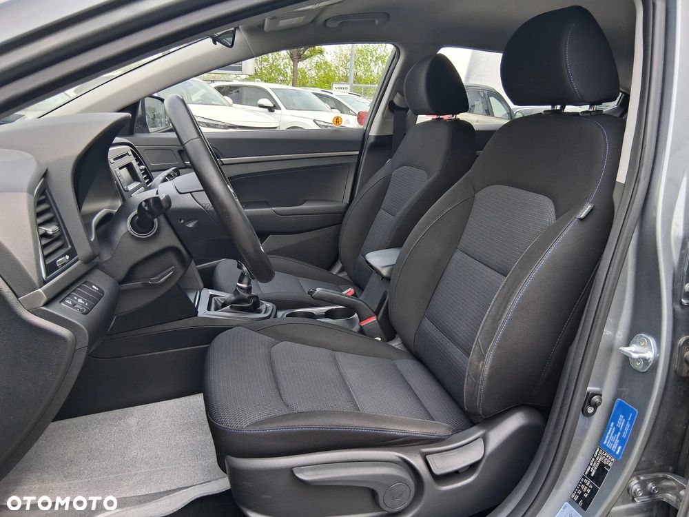 Hyundai Elantra 1.6 Comfort - 11