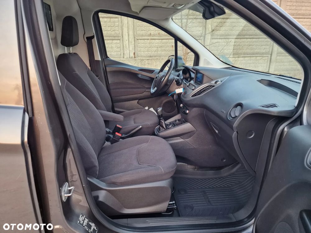 Ford Transit Courier - 14