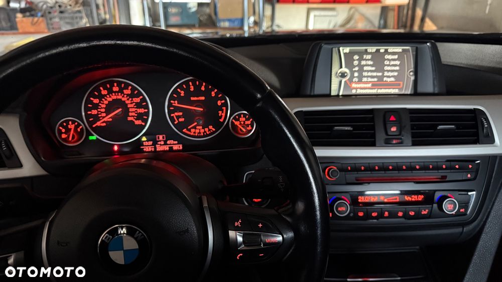 BMW Seria 3 320i xDrive - 19