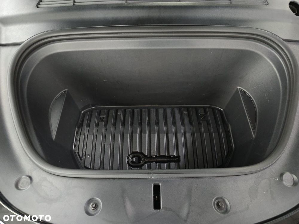 Tesla Y Performance AWD - 16