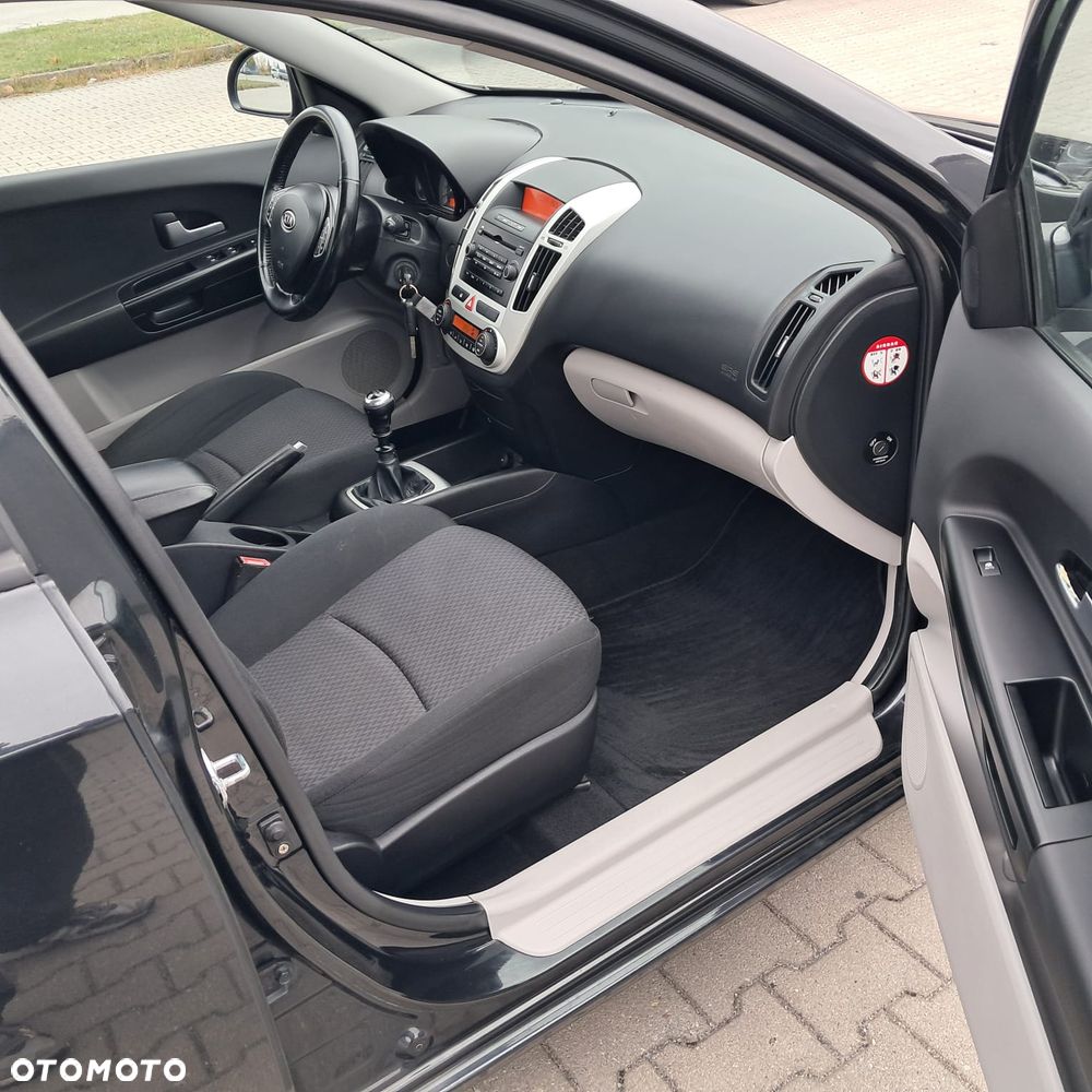 Kia Ceed - 11
