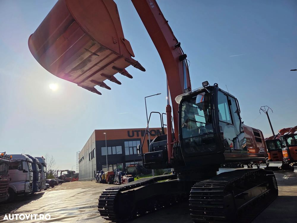 Hitachi ZX250LC-6, 2020, 4.294h, 28t, cupa NOUA 1,55mc, lant 95% bun doar 136h mars, Consum mediu 11l/h, 3 pompe hidr HITACHI, produs in JAPOANIA, inst picon pe brate, camera spate si laterale, Ad sapare 7,5m, posibil leasing, CA NOU-PROMOTIE 106.900 Eur - 19