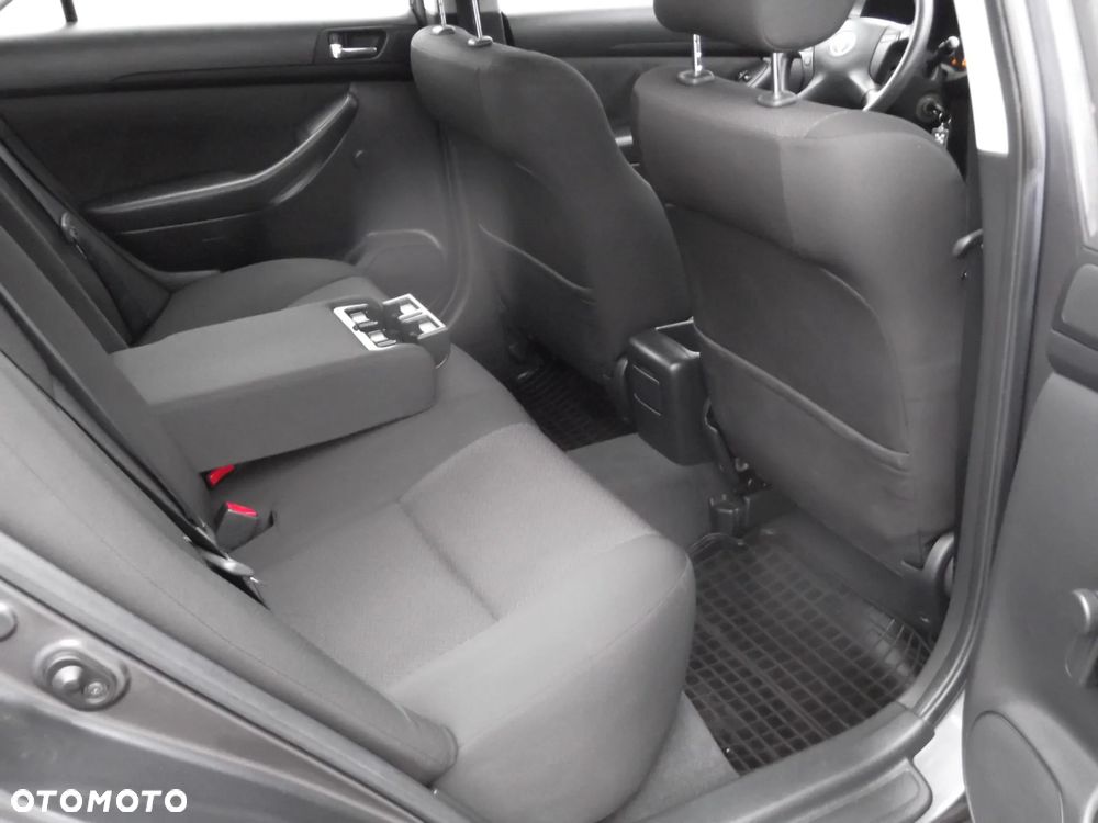 Toyota Avensis 1.8 VVT-i - 11