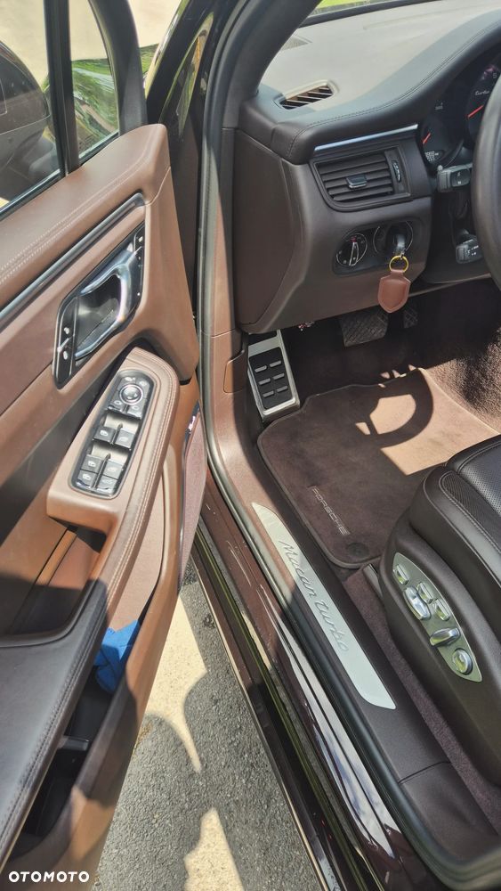 Porsche Macan Turbo PDK - 22