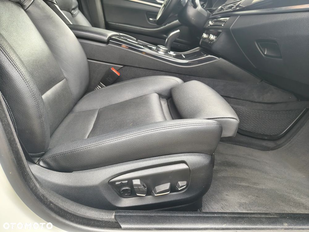 BMW Seria 5 525d xDrive Sport-Aut Luxury Line - 16