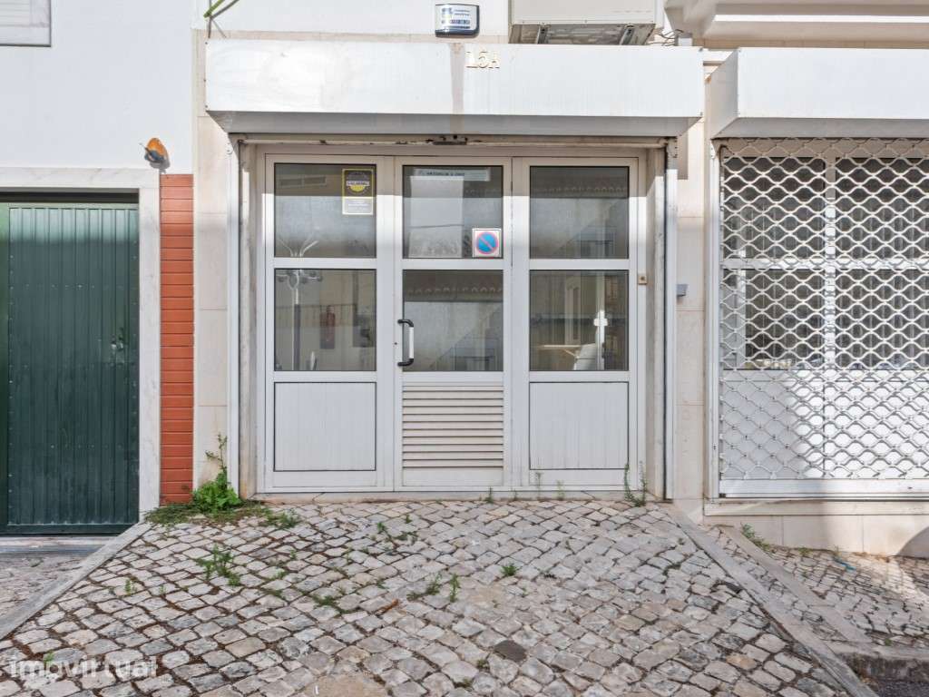 Loja - armazém localizada no centro da Brandoa. - Grande imagem: 2/27