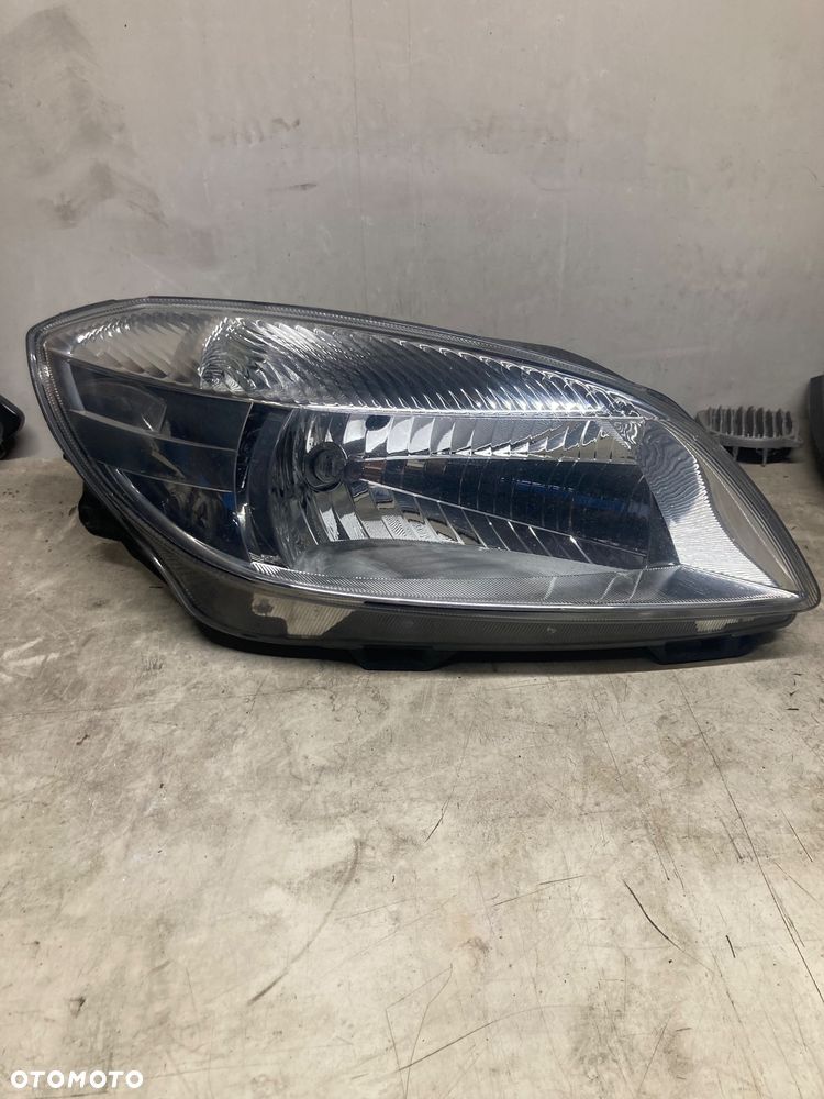 SKODA FABIA II LAMPA PRAWA PRZÓD PRZEDNIA