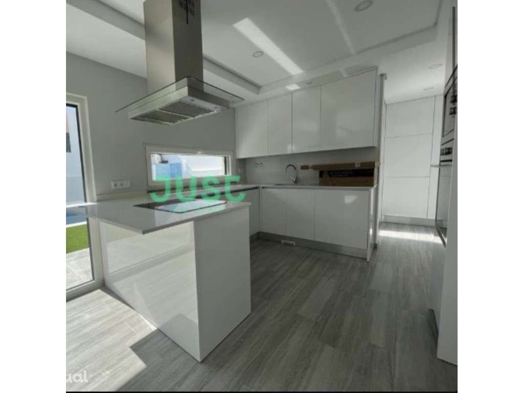 Moradia T4 com áreas generosas e localização de excelência -margem sul - Grande imagem: 5/11