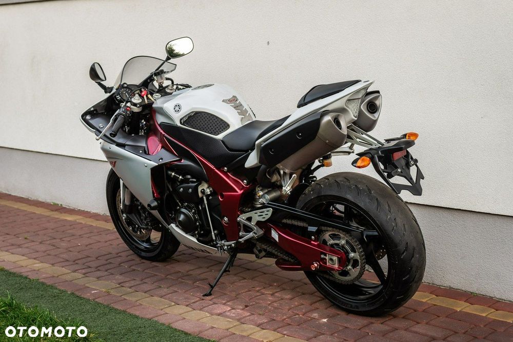 Yamaha R1 - 4