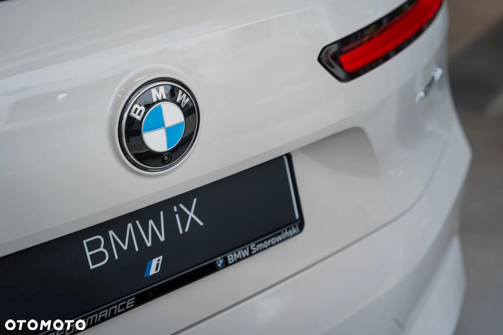 BMW iX - 17