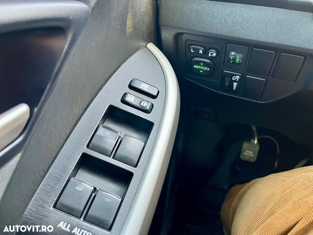 Toyota Prius Plug-in (Hybrid) Life - 15