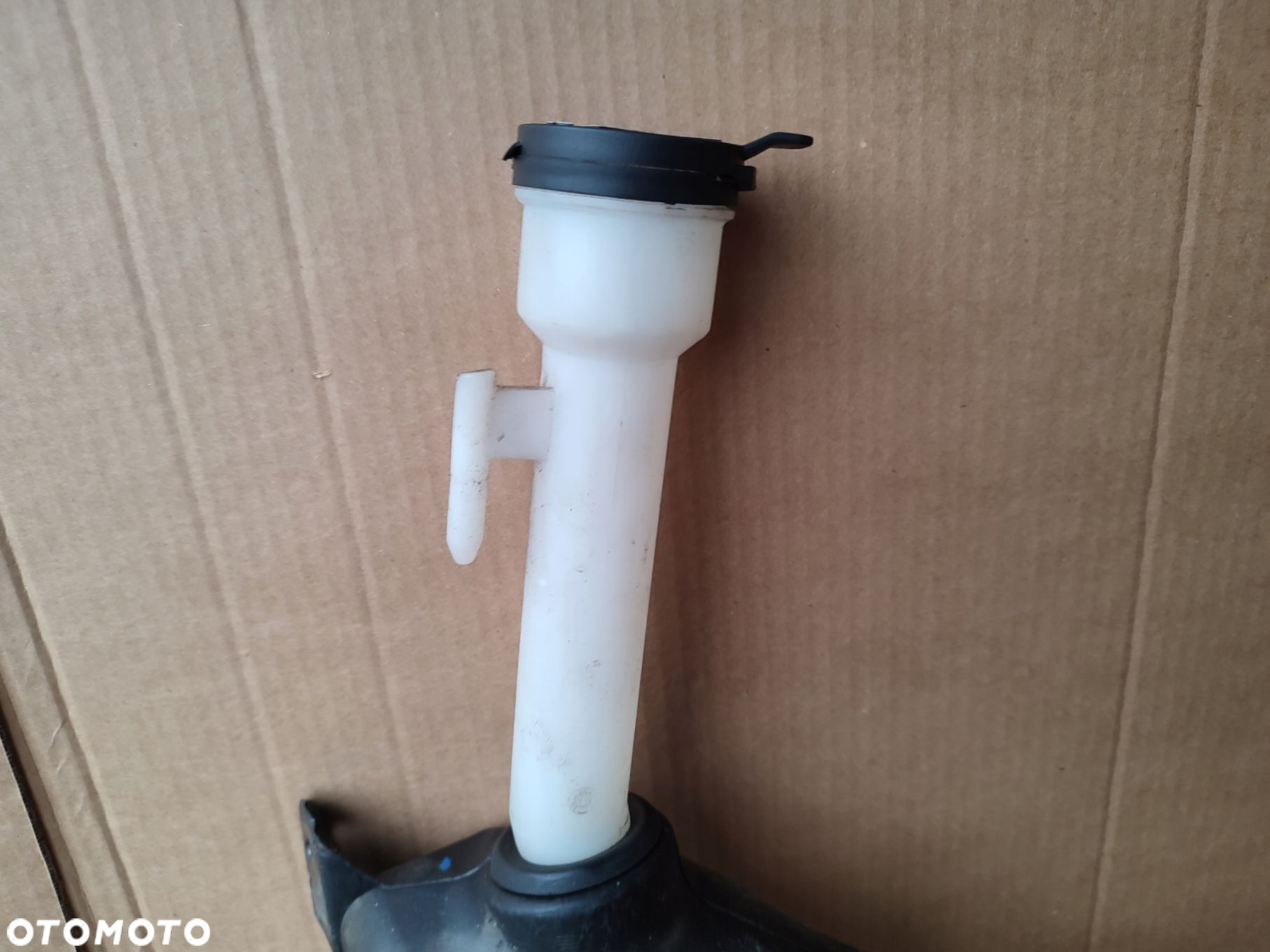 Zbiornik zbiorniczek płynu do spryskiwaczy CHEVROLET CRUZE SEDAN 13260579 - 2