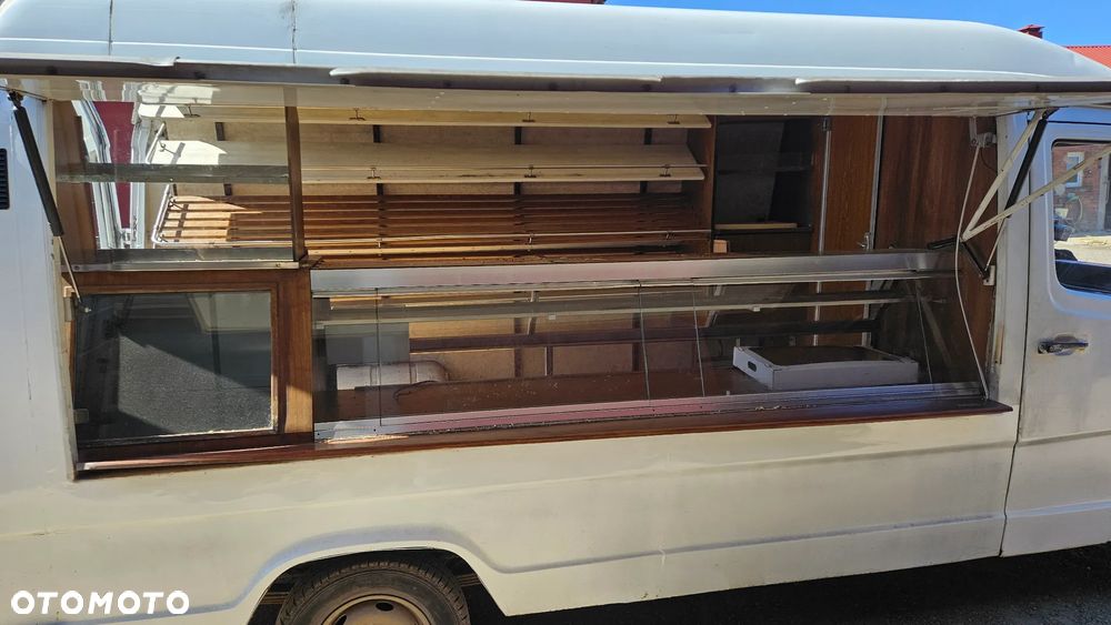 Mercedes-Benz 208 - 8